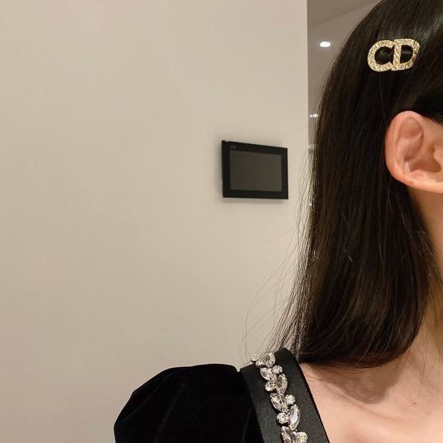 Hairpins and brooches Dior's new classic brooch hairpin is a hot-selling model.