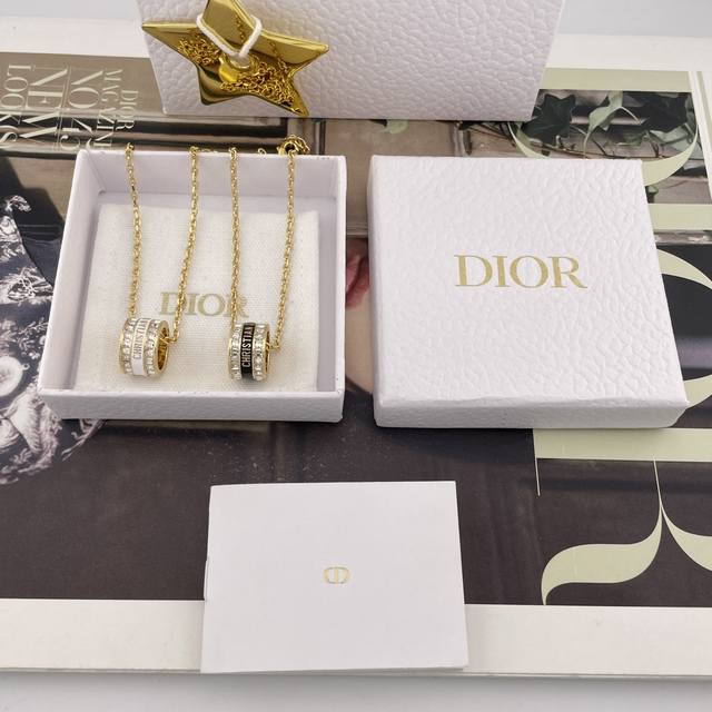 We offer the popular D square diamond enamel lettered Passepartout necklace, pr