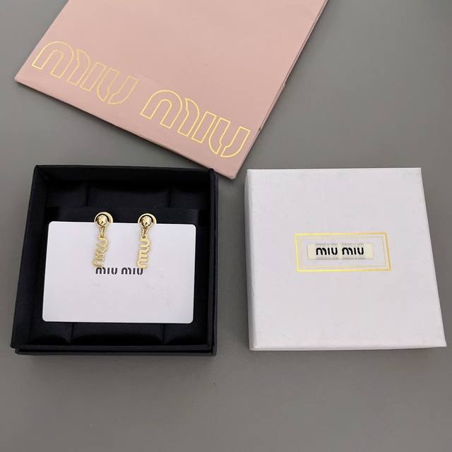 We present the Miu gold letter bracelet, Z 2950, featuring a classic letter log