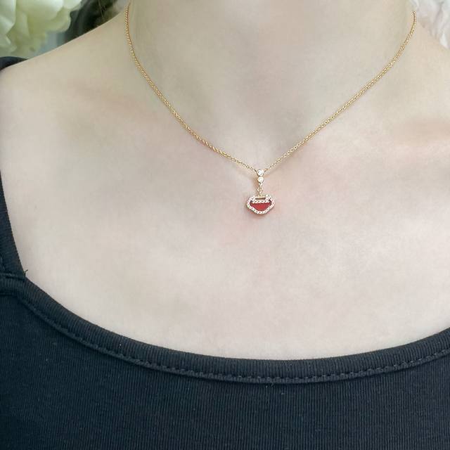 V Gold-plated Kirin Mini Ruyi Necklace is a stylish and traditional combination.