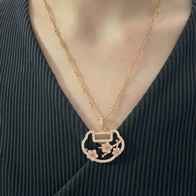 V Gold-plated Kirin Three-Flower Ruyi Lock Necklace is a stylish and traditional