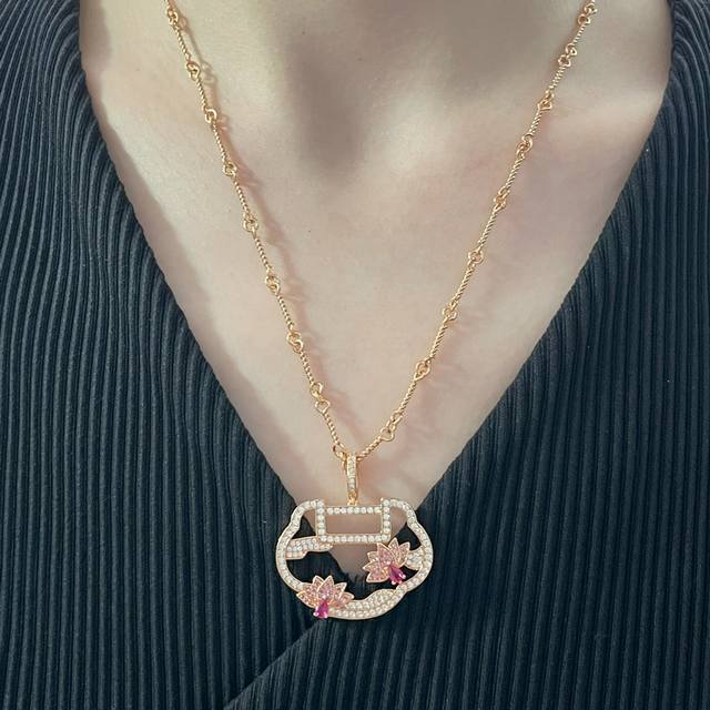 V Gold-plated Kirin Two-Flower Ruyi Lock Necklace is a combination of fashion an