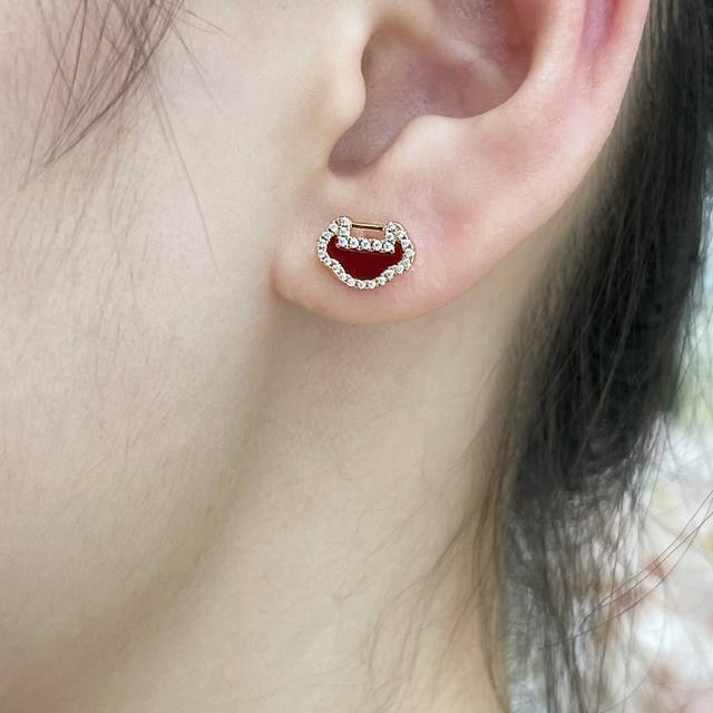 V gold-plated miniature Ruyi earrings with flying saucer earplugs. A stylish and