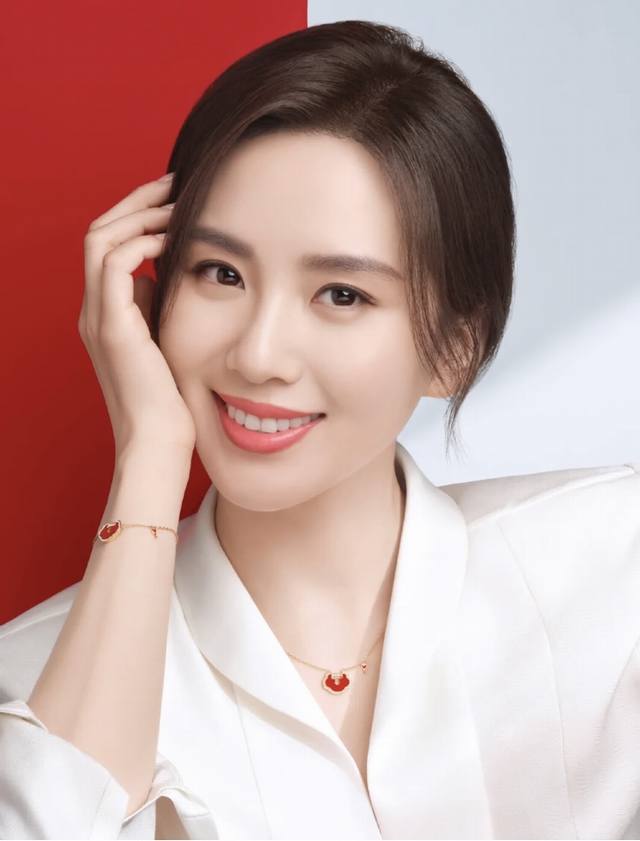 V Gold-plated Kylin Large Ruyi Lock Necklace: A stylish and traditional necklace