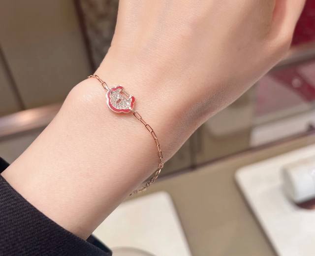V Gold-plated Kirin Red-edged Full Diamond Ruyi Lock Bracelet is a stylish and t
