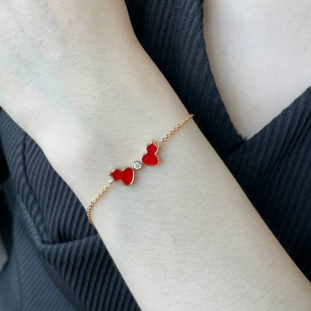 V Gold Kirin Red Agate Double Gourd Bracelet, simple lines depict the graceful f