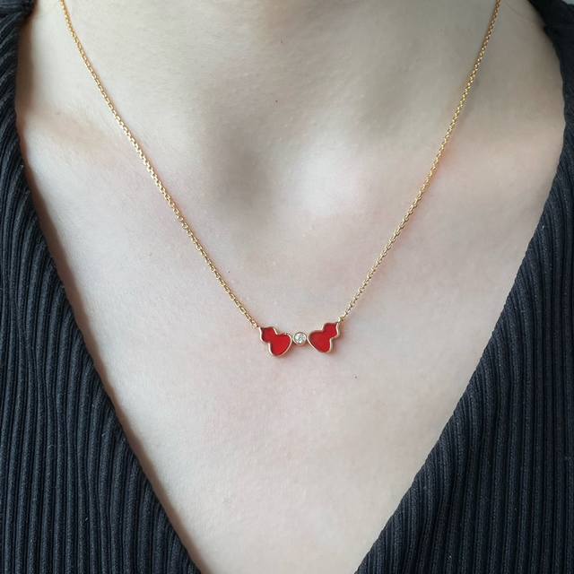 V Gold Kirin Red Agate Double Gourd Necklace, simple lines depict the graceful f