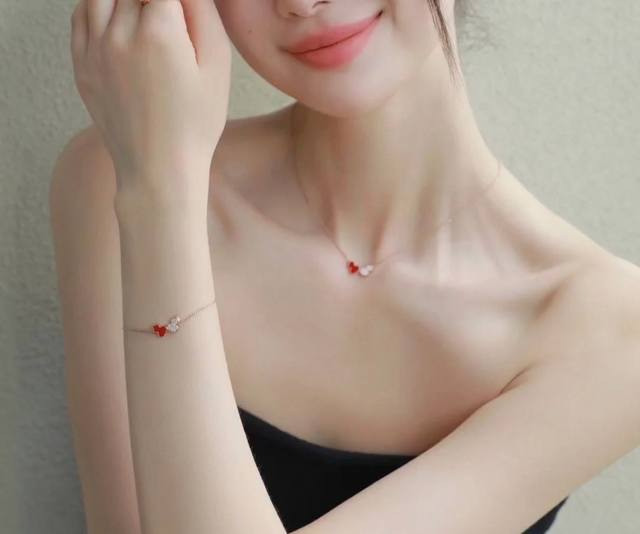 V Gold and Red Diamond Wulu Kirin Double Gourd Bracelet. Super cute. Simple line