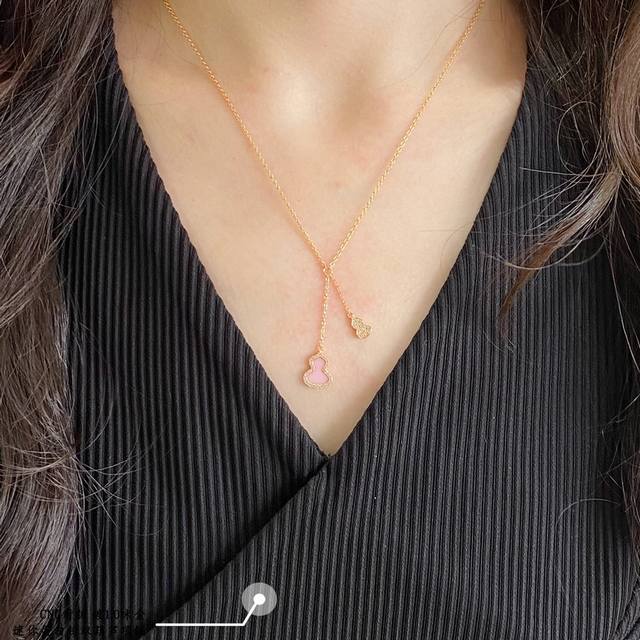 V Gold Qeelin Kirin Mini Protein Powder Double Gourd Necklace. Simple lines depi