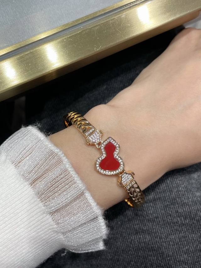 V Gold Qeelin Kirin Braided Pattern Red Agate Gourd Bracelet Super Cute Design S