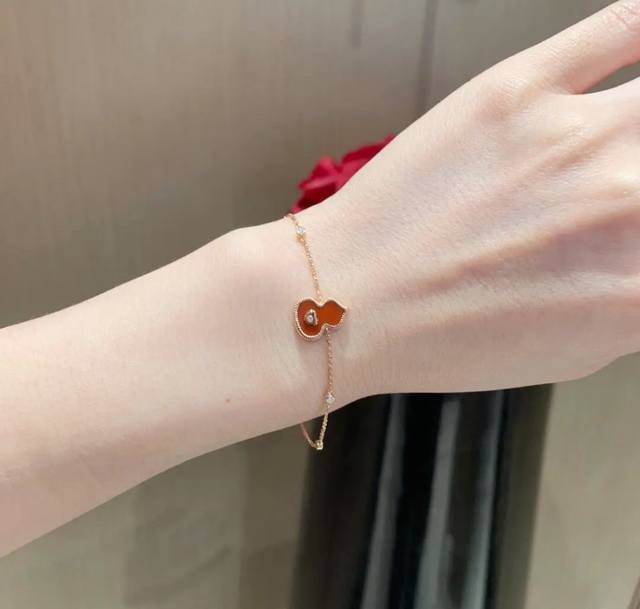 V Gold Qeelin Qilin Red Gourd with Heart-shaped Bracelet. Simple lines depict th