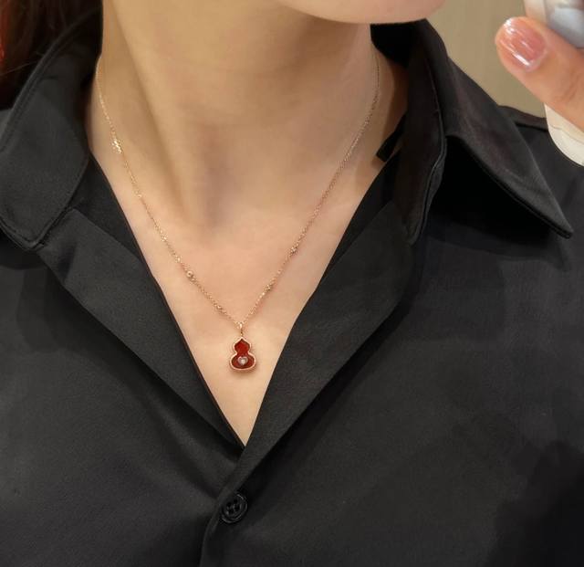 V Gold Qeelin Qilin Red Gourd Heart-Shaped Necklace. Simple lines depict the gra