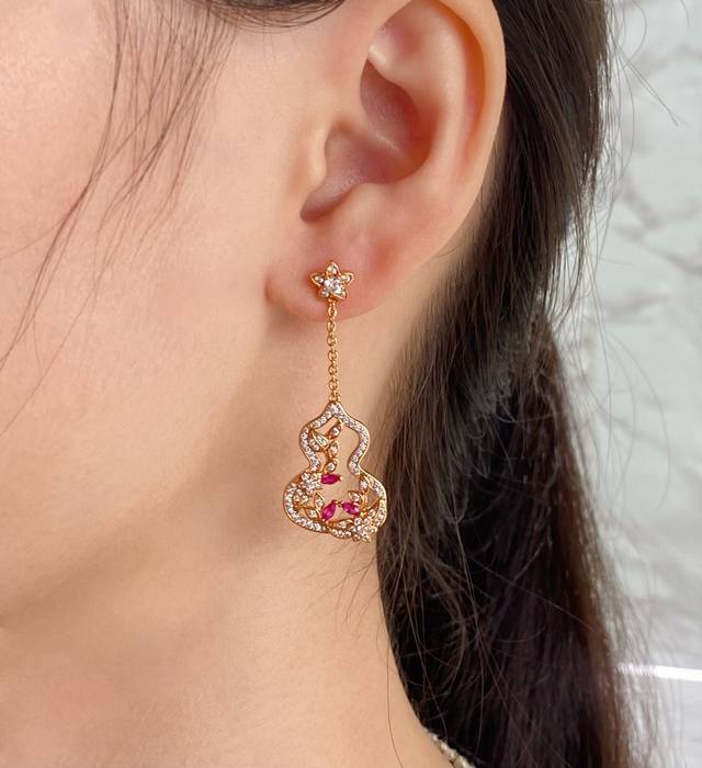 V gold-plated Qilin flower vine red gourd earrings, wearing Qeelin Wulu Lace lac