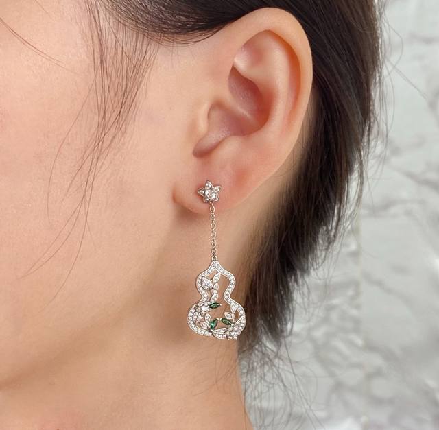 V gold-plated kylin flower vine green gourd earrings, wearing Qeelin Wulu Lace l