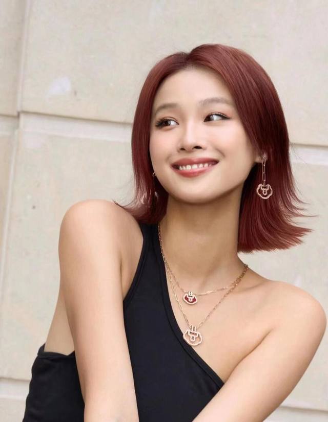 We offer a large Ruyi lock necklace, customizable with real gold and diamonds. W