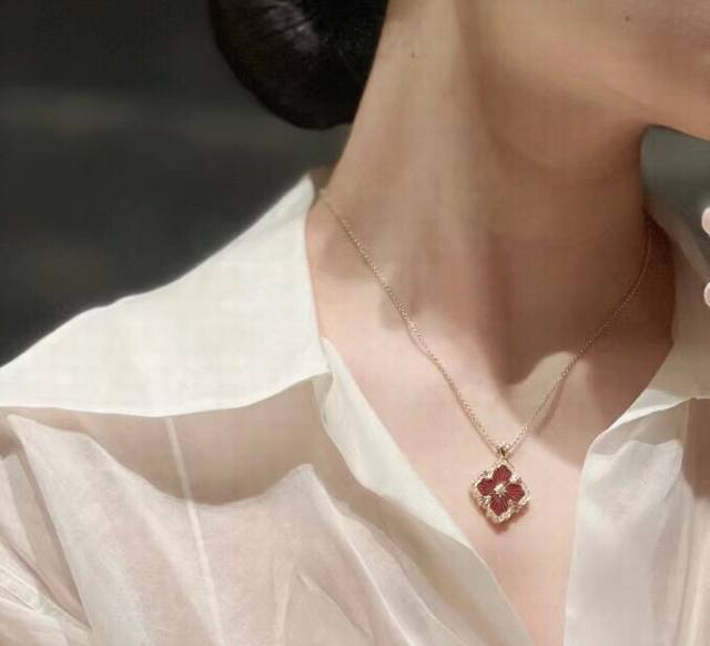 Buccellati, an Italian high-end jewelry brand, offers a retro palace-style neck