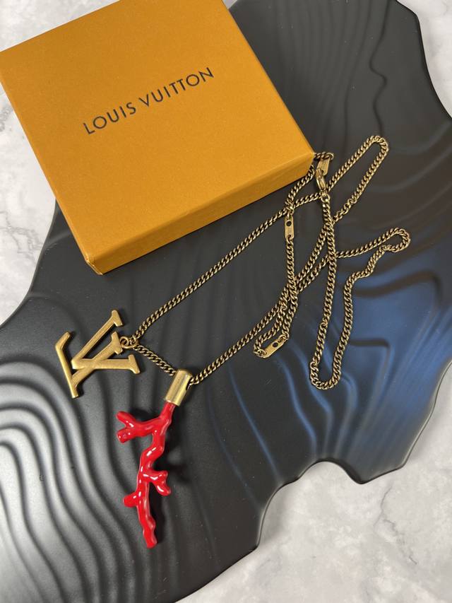 Lv red coral necklace
