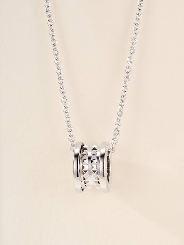 24 styles of riveted little red man necklaces are exactly the same as the Z batc