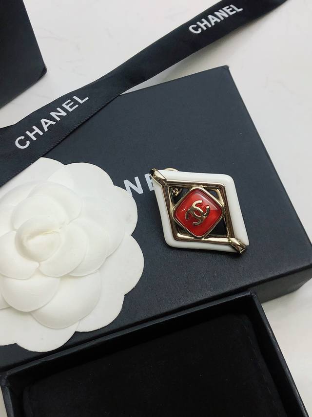 Chanel's new brooch features a hollow diamond-shaped double C design. Its minima