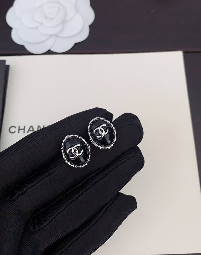Ch*Nel latest black oval earrings consistent with the Z batch brass material