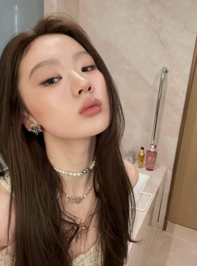 We have a beautiful set! Same style as Shan Yichun