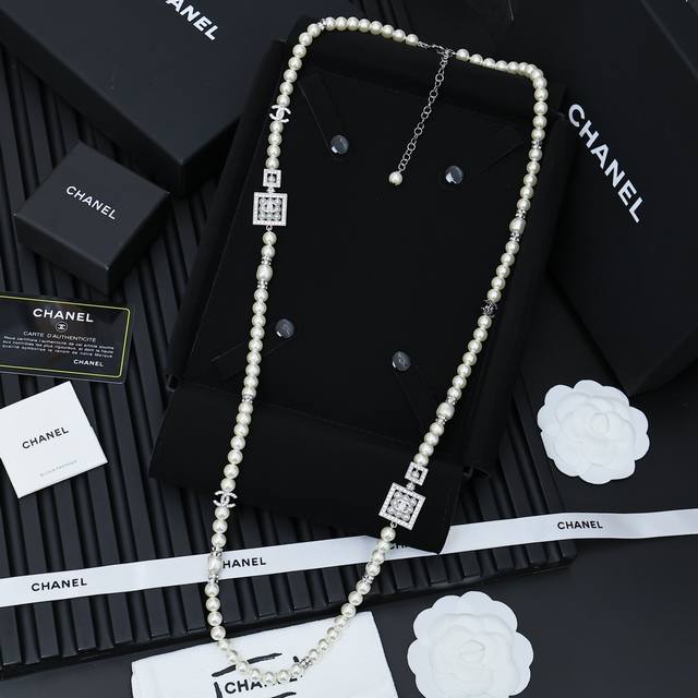 Chanel hollow rhinestone pearl square double C perfume bottle sweater chain The