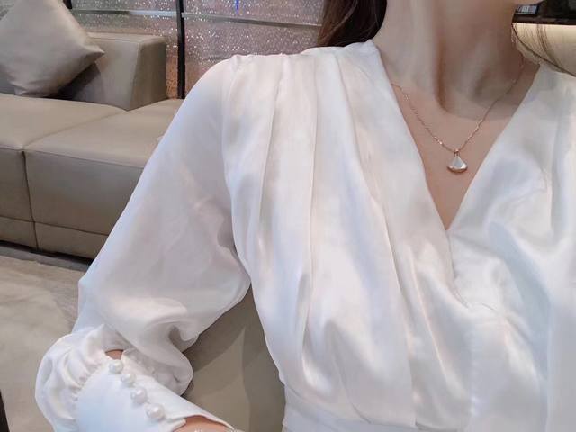 We offer a large mini dress necklace in sizes Z 00+, customizable with real gol