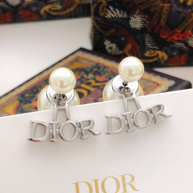 No. Ded0466 Dio* Latest model large and small pearl letter polished earrings co