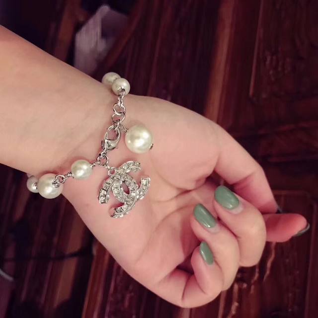 Classic Chanel style, popular silver double-sided square diamond double C brace