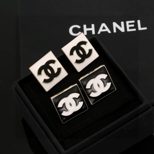 Chanel square earrings flatter your face. Surrounded by gold metal rims, they c