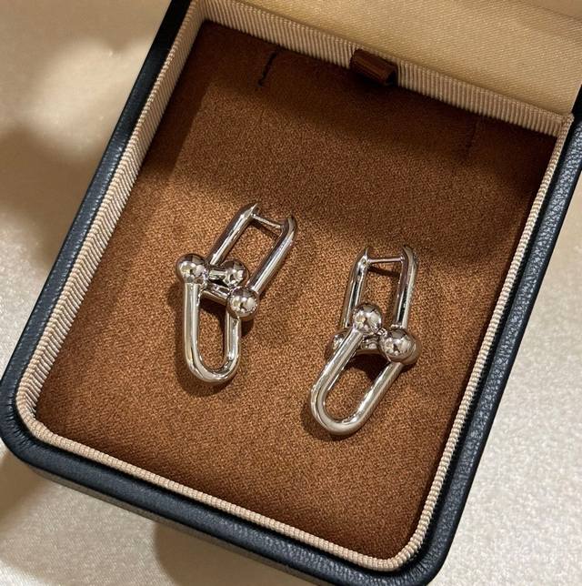 A4182 T's classic joint series double-ring polished earrings, the same style as