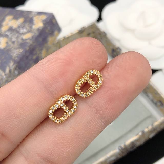 No. Ded0066 Cd letter mini earrings made of brass 925 silver needle