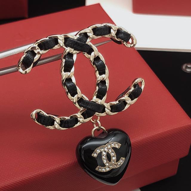 No. Xxz0083 The new double C leather brooch is a design that will be released e