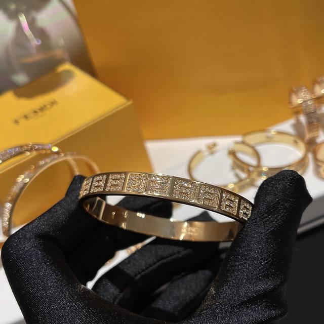 No. Fded0009 No. Fded0054 No. Fdsz0004 Fendi bracelet Fendi round earrings Fend