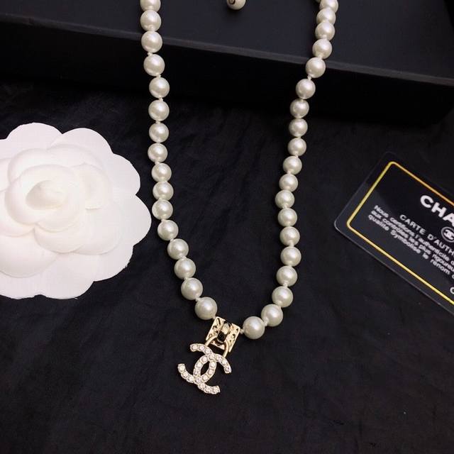 Chanel's new pearl retro Cc necklace is super beautiful. I love the simple Cc pe