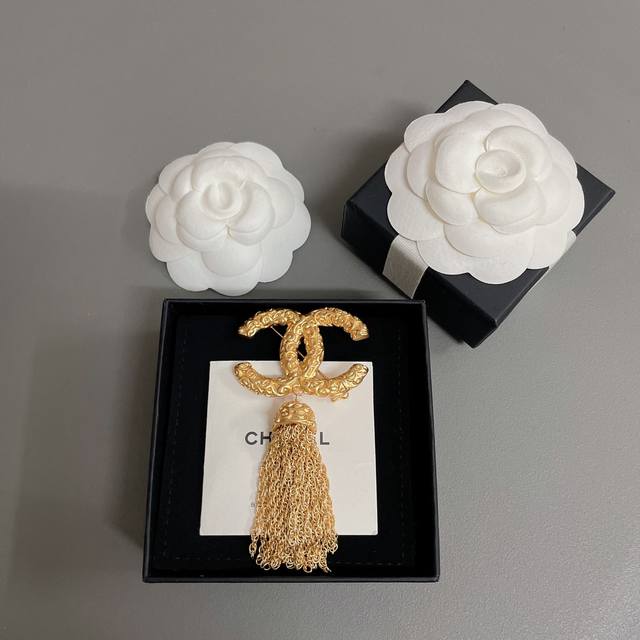 High quality details as shown in the picture Lava double C tassel brooch vintage