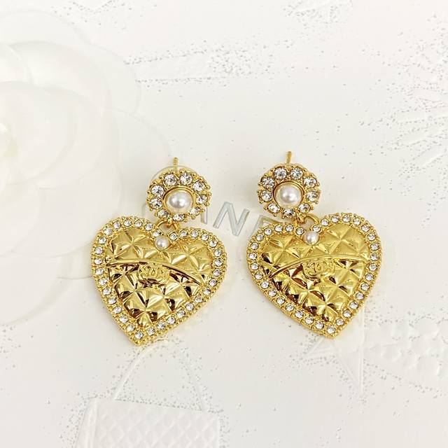 Code E2712 Chanel's hot-selling earrings are now available. These Chanel 24 Pea