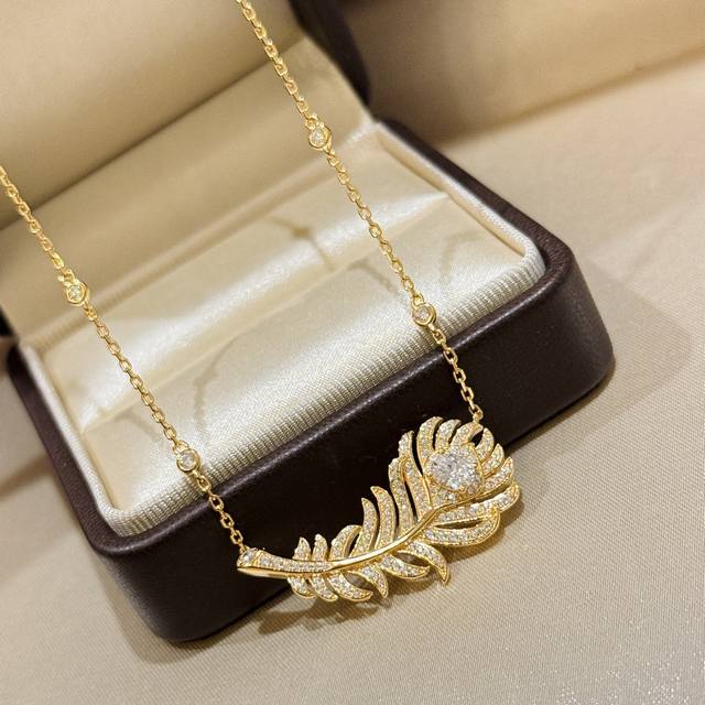 A5089 Boucheron's hot-selling model is close to Ke Xue's style. The feather soli