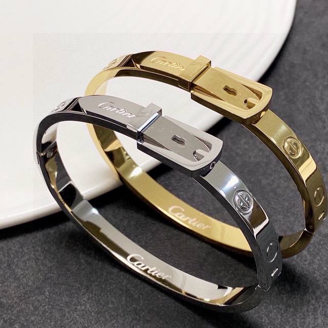 Cartier's official website has released a new and popular pin buckle bracelet. T