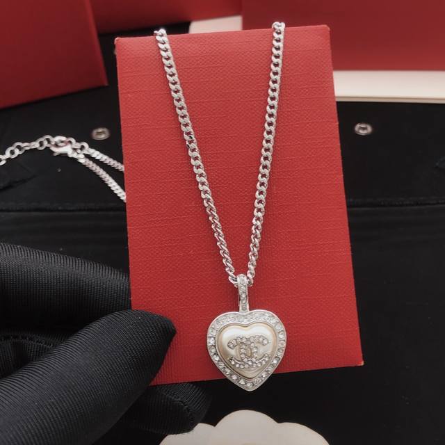 No. Xxl0333 Ch*Nel latest white heart necklace consistent Zp brass material