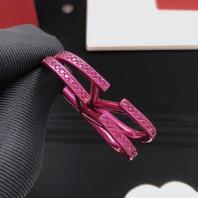 No. Ved0101 Silver No. Ved0100 Gold No. Ved0102 Purple Valentino's latest V-shap