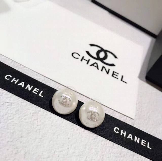 Chanel 21 New Year's new classic rhinestone Cc white pearl round earrings, selec