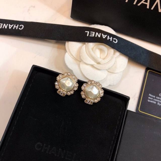 Chanel's latest round earrings, 925 sterling silver, are the hottest selling sty