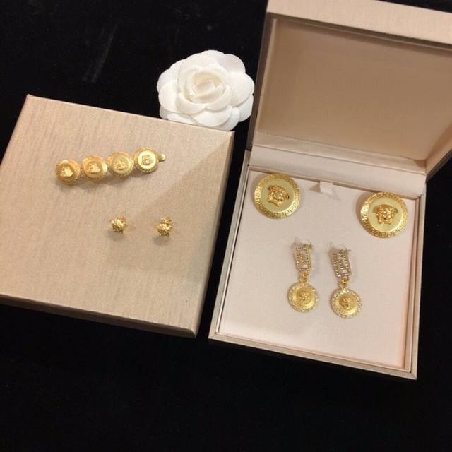 Original quality Versace Versace new earring hairpin round earrings small earri