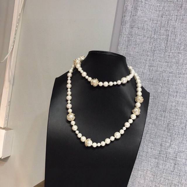 Exclusive real shot of Chanel sweater chain high-end atmosphere and classy. No