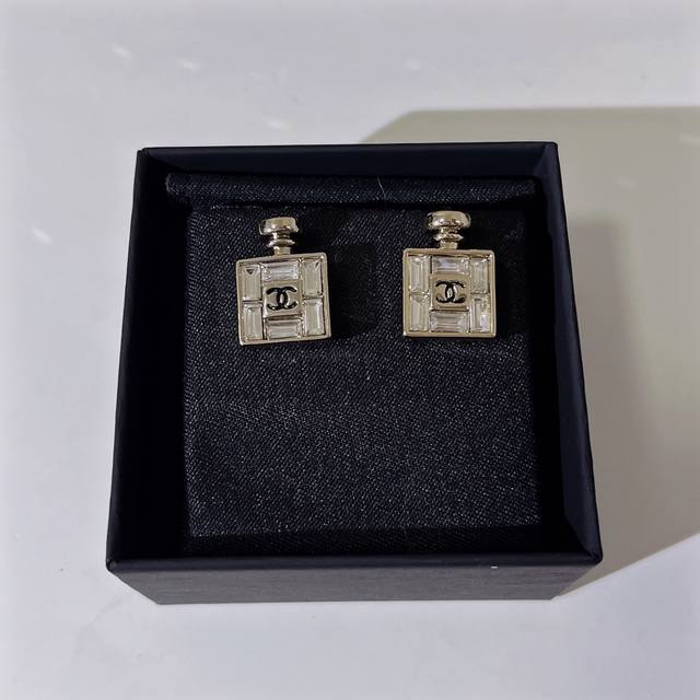 Chanel square diamond perfume bottle earringsWith light gold as the main color,