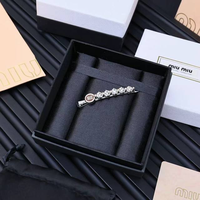 Miumiu candy-colored enamel letter hairpinMiumiu's logo design elements are mini