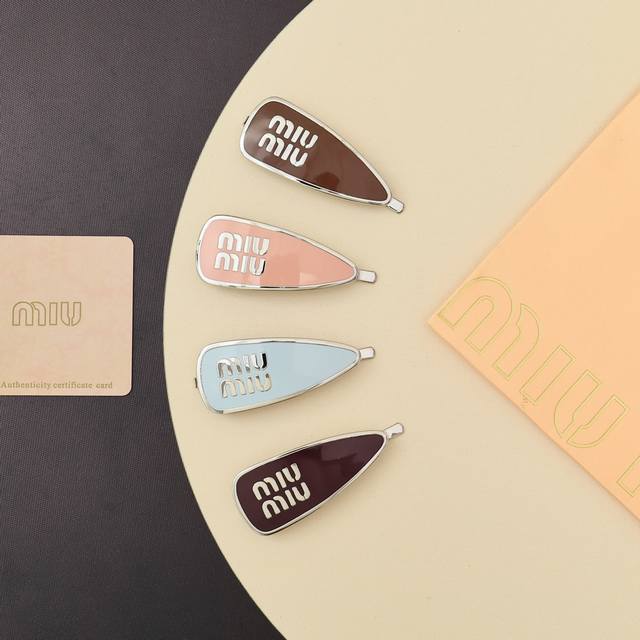 Iumiu candy-colored enamel letter hairpinMiumiu's logo design elements, minimali