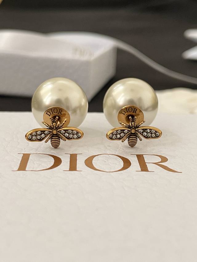 High quality details as shown in the picture Bee earrings We are in stock and s