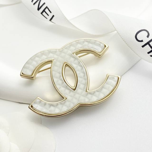 Code A682 Chanel brooch hot-seller, new arrival, Zp Chan 24 White Glazed Double